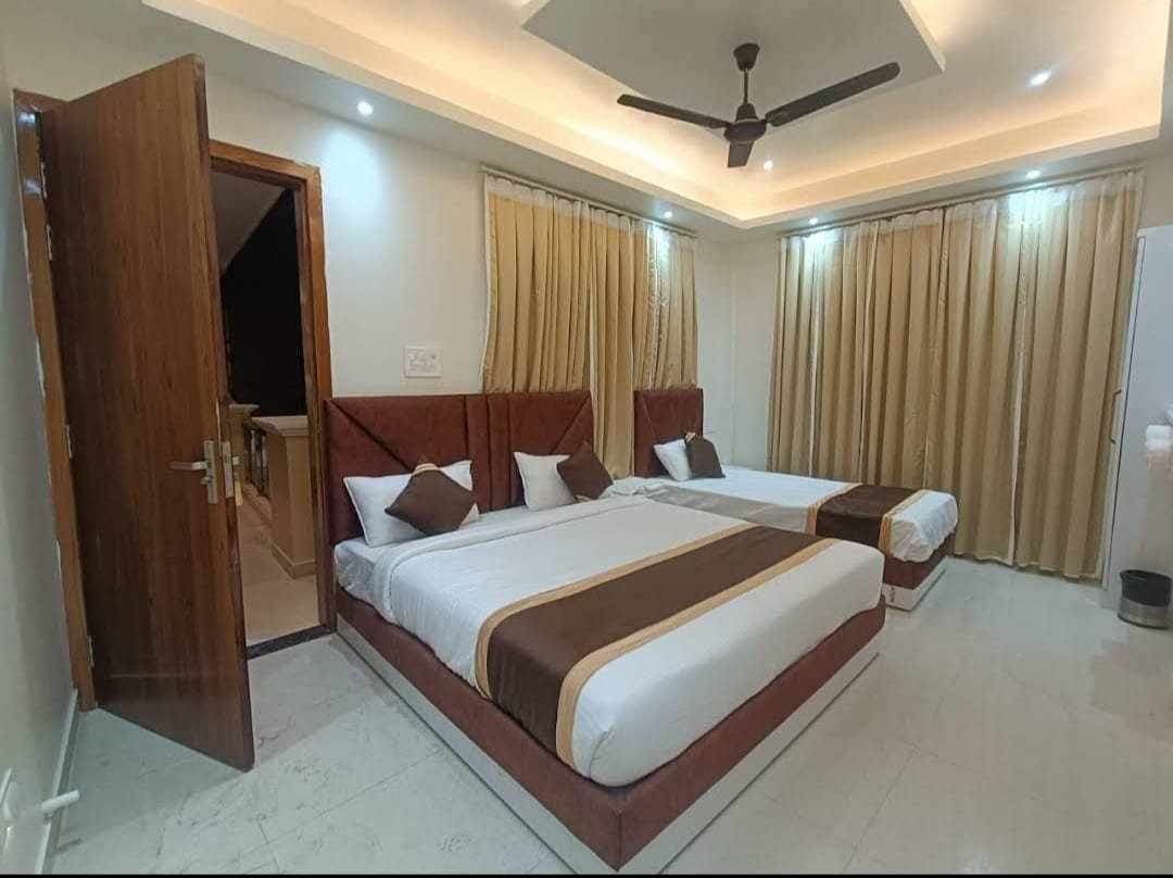 3 Bed Non-AC Room at Sri Janaki Mahal Trust - Comfortable room with natural ventilation
