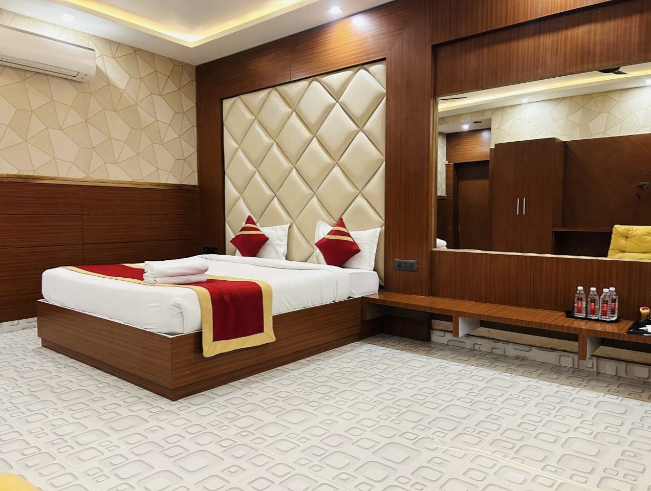 Deluxe Suite at Sri Janaki Mahal Trust - Elegant suite with premium features
